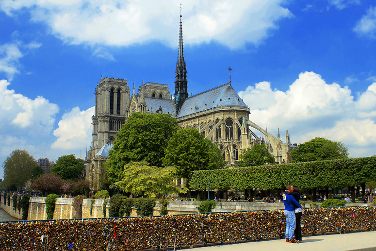 Notre Dame a most oběšený zámkami lásky