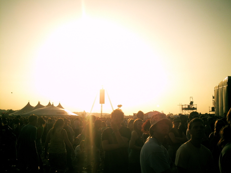 Západ slunce z hlavního pódia Reading festivalu
