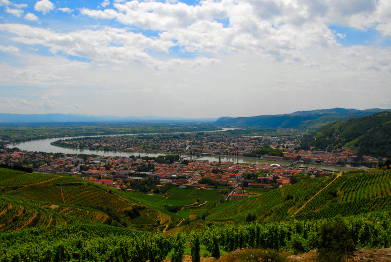 Výhled z vinice Tain l'hermitage, řeka Rhôny a Tain