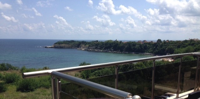 Výhled na moře z terasy hotelu