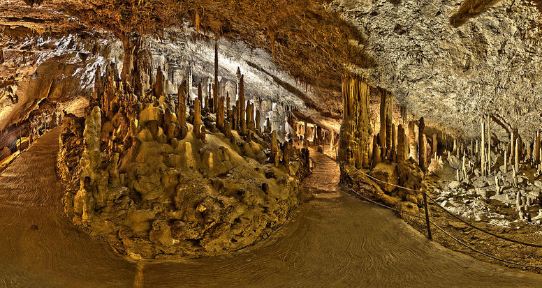 Obří stalagmity, stalaktity a Varhany podél stezky