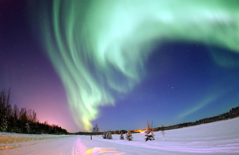 Fascinující polární záře spatřená na obloze v nočních hodinách