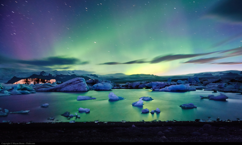 Polární záře z jezera Jokulsarlon na Islandu