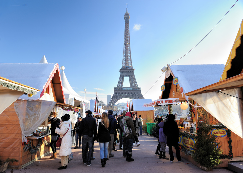 Chůze přes jihovýchodní Vánoční trhy v Le Jardin du Trocadéro