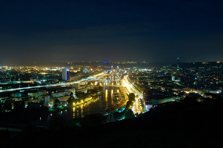 Město Rouen v noci