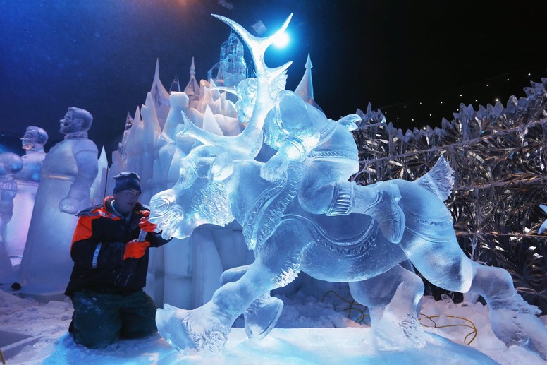 Práce na ledové soše ve městě Bruggy