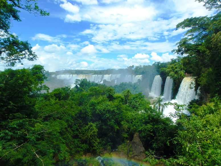 Pohled na vodopády Iguazú z Argentinské strany podél upper trail