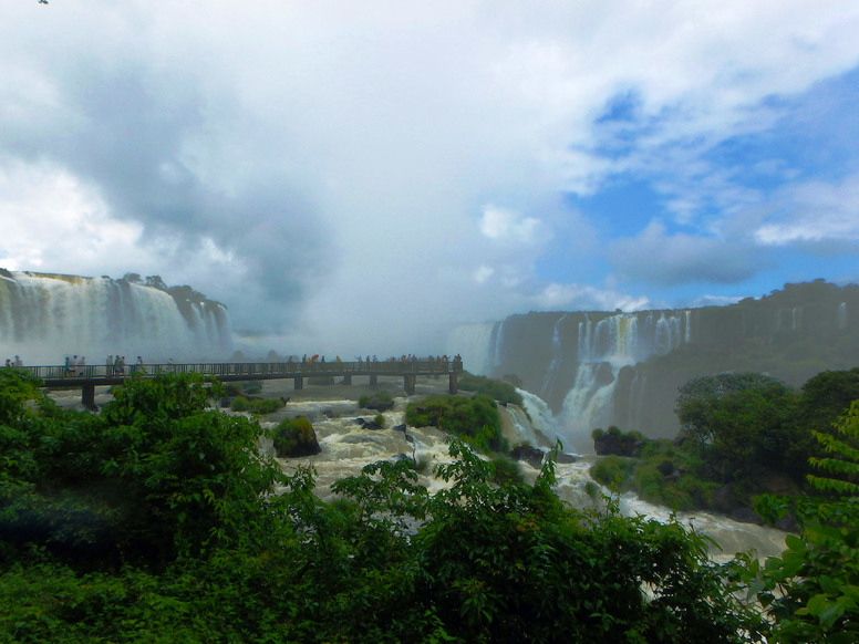 Krátká lávka přes část řeky s výhledem na vodopády a na Dáblův chřtán z Brazilské strany.
