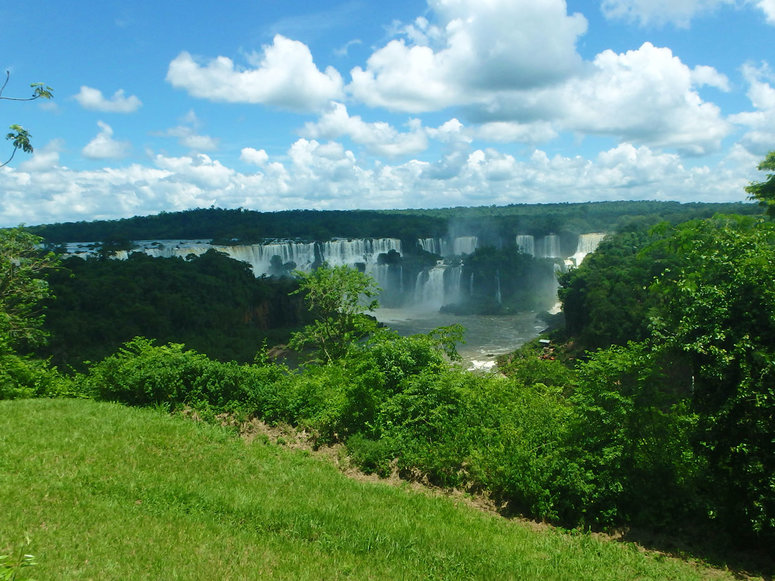 Výhled z Brazilské části na Argentinskou, kterou odděluje řeka Iguacú.